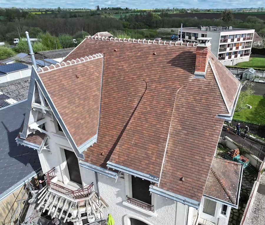 Toiture en tuiles refaite à neuf, vue du ciel